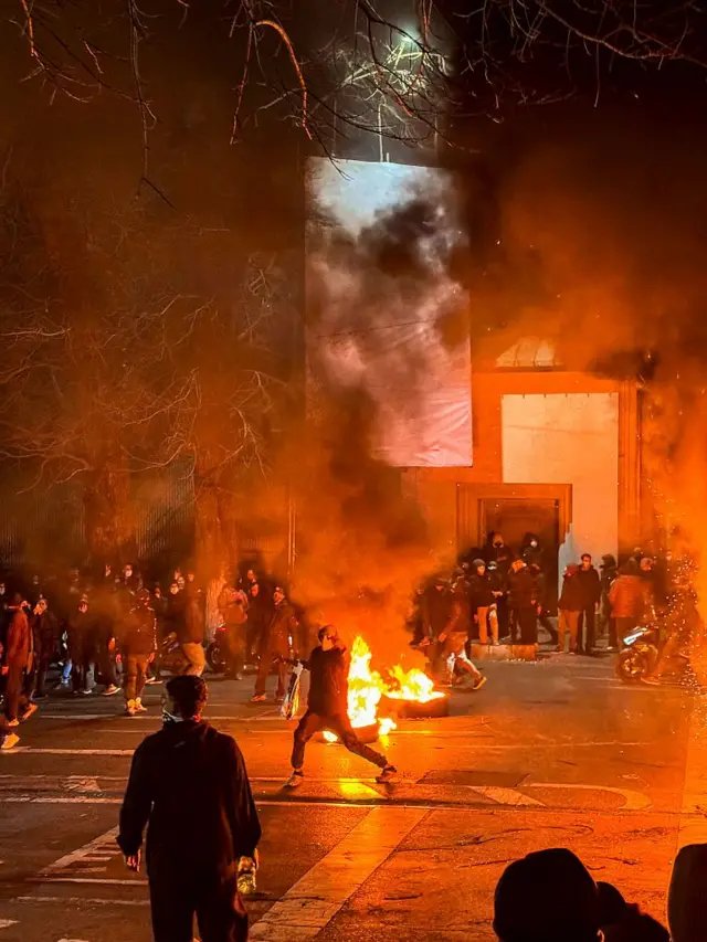 KamyarBehrang's tweet photo. برای جلاد شریک نتراشید

جمهوری اسلامی و مامورانش می‌کوشند برای کشتار جنایتکارانه ۱۸ و ۱۹ دی‌ماه شریک پیدا کنند. چون وقتی نمی‌توان اصل جنایت را پنهان کرد، باید مسئولیتش را مثل قبض رستوران میان همه تقسیم کرد: کمی آمریکا، کمی اسرائیل، مقداری هم پادشاهی‌خواهان و رسانه‌های مستقل؛ فقط کسی نپرسد اسلحه دست چه کسی بود.

کسانی که مسئولیت جمهوری اسلامی را انکار می‌کنند یا می‌کوشند از وزن آن بکاهند، دانسته یا ندانسته، در عملیات تطهیر رژیم مشارکت دارند. برای همکاری با حکومت لازم نیست حتما حقوق‌بگیر وزارت اطلاعات باشید؛ گاهی کافی است درست وقتی نام قاتل مطرح می‌شود، عینک تحلیل به چشم بزنید و دنبال «ریشه‌های پیچیده ماجرا» بگردید. و البته عددسازی‌های نظام برای جاویدنام‌های انقلاب ملی را باور کنید و چوب طلا بدست بگیرید و البته بر سر خود بکوبید.

طرفداران خجالتی رژیم معمولا می‌گویند: «بله، ما هم انتقادهایی به جمهوری اسلامی داریم، اما...»

همین «اما» ماشین لباسشویی اصلاح‌طلبان و ماله‌کشان است؛ جنایت را خون‌آلود تحویل می‌گیرد و با دور تند «شرایط حساس کنونی» و «نباید جامعه را دوقطبی کرد» تمیز پس می‌دهد.

اصلاح‌طلب حکومتی همواره مخالف کشتار است، مشروط به اینکه نام قاتل گفته نشود. با اعدام مخالف است، اما درباره «زمینه‌های امنیتی پرونده» سوال دارد. از مردم حمایت می‌کند، اما زمان اعتراض را مناسب نمی‌داند. با اصل جمهوری اسلامی مشکلی ندارد؛ فقط آرزو می‌کند جلاد هنگام کشتن لبخند بزند، حکم را با فونت زیباتری چاپ کند و پیش از شلیک یک میزگرد درباره گفت‌وگوی ملی برگزار شود.

چپ محور مقاومتی نیز طبق معمول ابتدا قربانی را بازجویی می‌کند: چرا اعتراض کردی؟ چرا آن شعار را دادی؟ چرا پرچم شیر و خورشید داشتی؟ چرا شاهزاده رضا پهلوی را قبول داری؟ چرا اسرائیل را محکوم نکردی؟ در دستگاه فکری این جماعت، مامور مسلح همیشه «واکنش» نشان می‌دهد و جوان بی‌دفاع باید توضیح دهد چرا کاری کرده که اسلحه ناراحت شود.

نه! جمهوری اسلامی به دلیل یک فراخوان یا یک رسانه مردم را نکشت. کشت چون بقای خود را در کشتن ایرانیان دید. فرمان را حکومت داد، ماشه را نیروهای حکومت کشیدند و دستگاه تبلیغاتی حکومت برای دفن حقیقت به حرکت درآمد. مسئولیت این جنایت را نمی‌توان با چند واحد درسی از مارکس و یک میزگرد درباره امپریالیسم سبک‌تر کرد.

سیاست خارجی هر رژیم توتالیتر ادامه سیاست داخلی آن است. حکومتی که در داخل با زندان، گلوله و چوبه دار حکومت می‌کند، پشت مرز ناگهان کبوتر صلح نمی‌شود. جمهوری اسلامی در داخل ایرانی می‌کشد و در خارج تروریسم صادر می‌کند؛ اینها دو سیاست جداگانه نیستند، دو شیفت کاری یک کارخانه‌اند.

تفکیک میان «جمهوری اسلامی بد در داخل» و «جمهوری اسلامی مقاوم در خارج» همان قدر مضحک است که بگوییم با دست راست جلاد مخالفیم، اما دست چپش چون ضد امپریالیستی است، قابل احترام است. هر دو دست به گلوی ایران چسبیده‌اند.

تحلیل با همدستی تفاوت دارد. تحلیل علت‌ها را بررسی می‌کند، اما قاتل و قربانی را کنار هم روی صندلی متهم نمی‌نشاند. هر کس جمله «جمهوری اسلامی مردم را کشت» را با یک «اما» ادامه دهد، در حال باز کردن در پشتی دادگاه برای فرار جلاد است.

کشتار ۱۸ و ۱۹ دی‌ماه سوءتفاهم، حادثه یا واکنش نبود؛ تصمیم حکومتی بود که برای ماندن، ایران را می‌کشد. مسئولیت آن کامل و مستقیم بر عهده جمهوری اسلامی، آمران، عاملان و همه کسانی است که هنوز با سطل و تی اصلاحات و محور مقاومت دنبال پاک‌کردن خون از عبای نظام می‌گردند.

#انقلاب_شیر_و_خورشید 
#انقلاب_ملی_ایران 
#ایران_را_پس_می‌گیریم