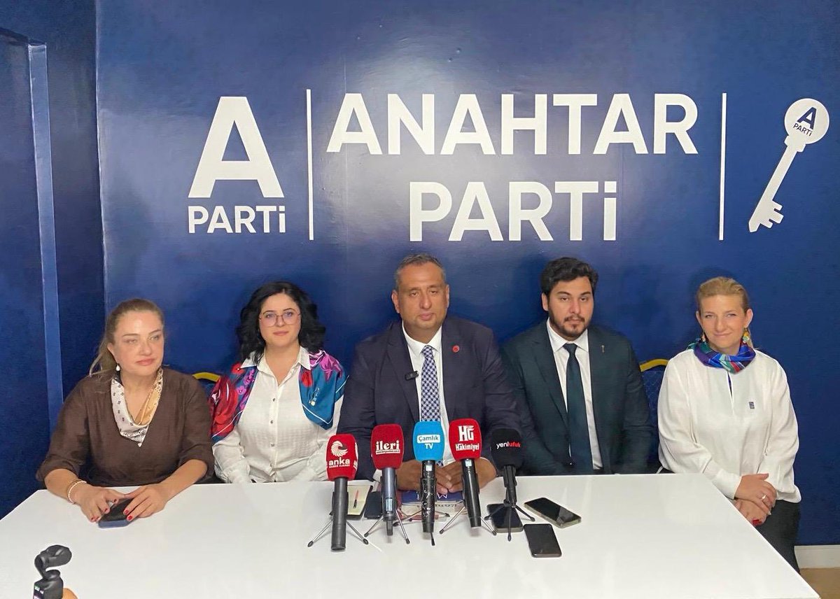 anahtarparti's tweet photo. Rotamız millet: Durağımız Yozgat…

Partimiz, “Rotamız Millet” sloganıyla ülkemizi karış karış gezmeye devam ediyor. Türkiye’nin 81 ilinde milletimizle ve basın mensuplarıyla bir araya geldiğimiz programlar kapsamında, Kültür, Sanat ve Turizm Politikalarından Sorumlu Genel Başkan Yardımcımız Sayın Hakan Tanrıöver, Yozgat’ta temaslarda bulundu.

Basın mensuplarıyla bir araya gelen Sayın Tanrıöver, Anahtar Parti’nin Yozgat Turizm Master Planı’nı kamuoyuyla paylaştı. Ekonomi ve terör gündemine ilişkin değerlendirmelerde bulunurken, Yozgat Lisesi’nin tarihi misyonuna dikkat çekti.

Türkiye’nin yarınını birlikte inşa etmek için yaz boyunca ülkemizin dört bir yanında olmaya devam edeceğiz...