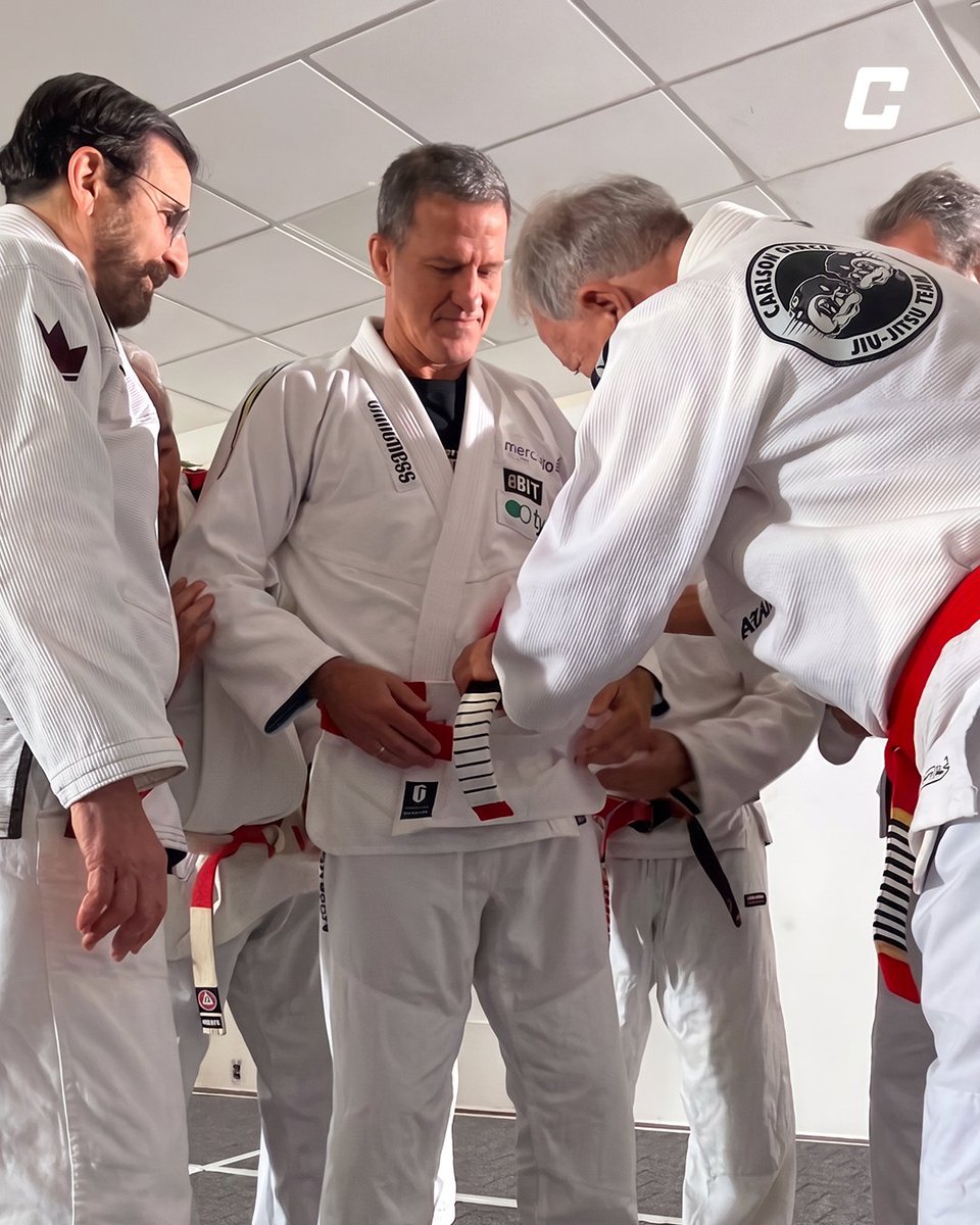 combate's tweet photo. HONRARIA NA ARTE SUAVE!🔴⚪

VIDA DEDICADA!

Murilo Bustamante recebeu a faixa-coral branca e vermelha (8º grau), reconhecimento por uma vida dedicada ao jiu-jítsu.

*Contém texto alternativo.

📷: Ana Clara Pitombo

#JiuJitsuNoCombate #ArteSuave #MuriloBustamante #FaixaPreta https://t.co/iqIwsGoyyR