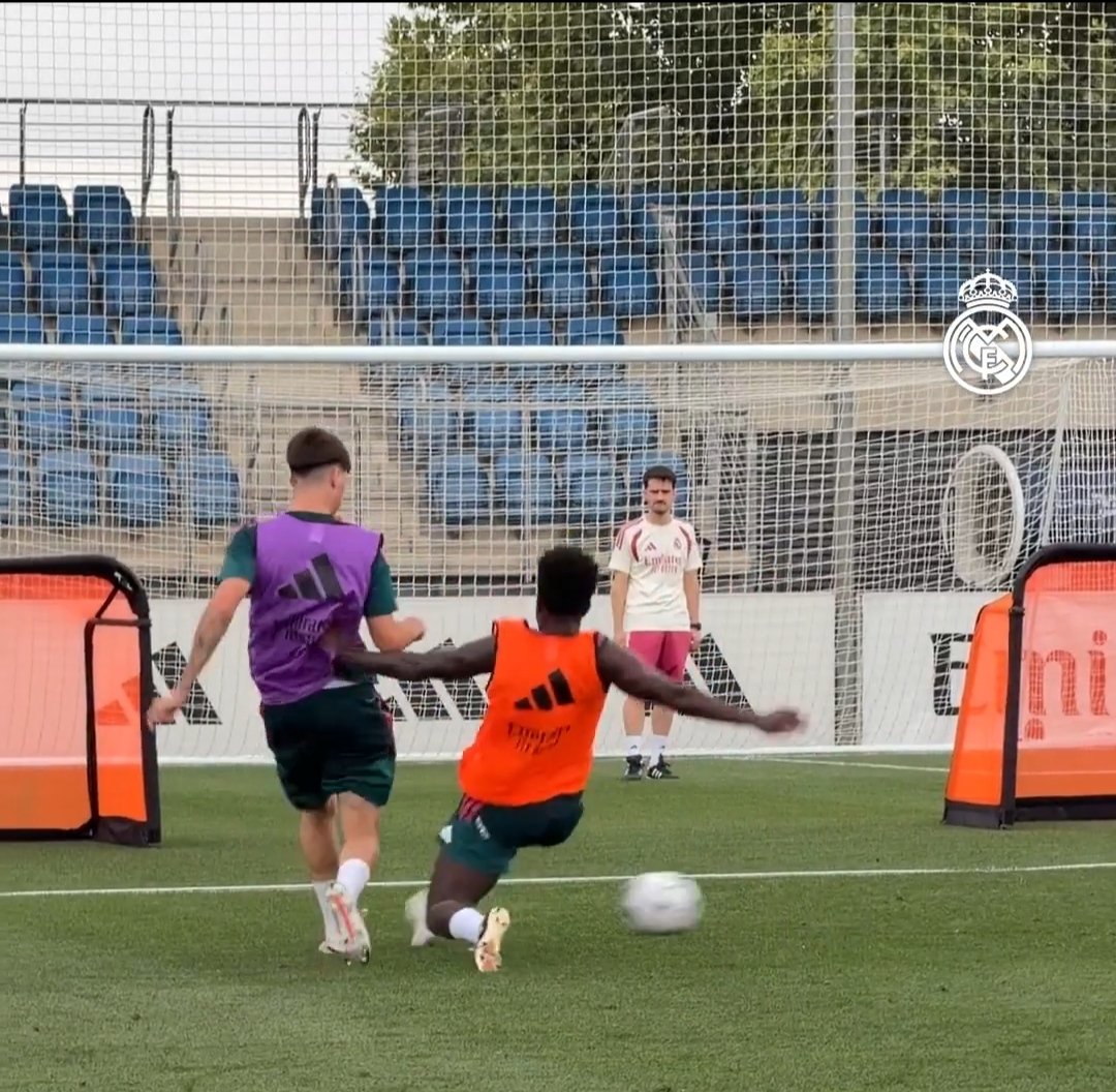 MbaTerro's tweet photo. En su primer entrenamiento ya superó el esfuerzo defensivo que hará Mbappe en toda la temporada. https://t.co/w4vsno6KDK