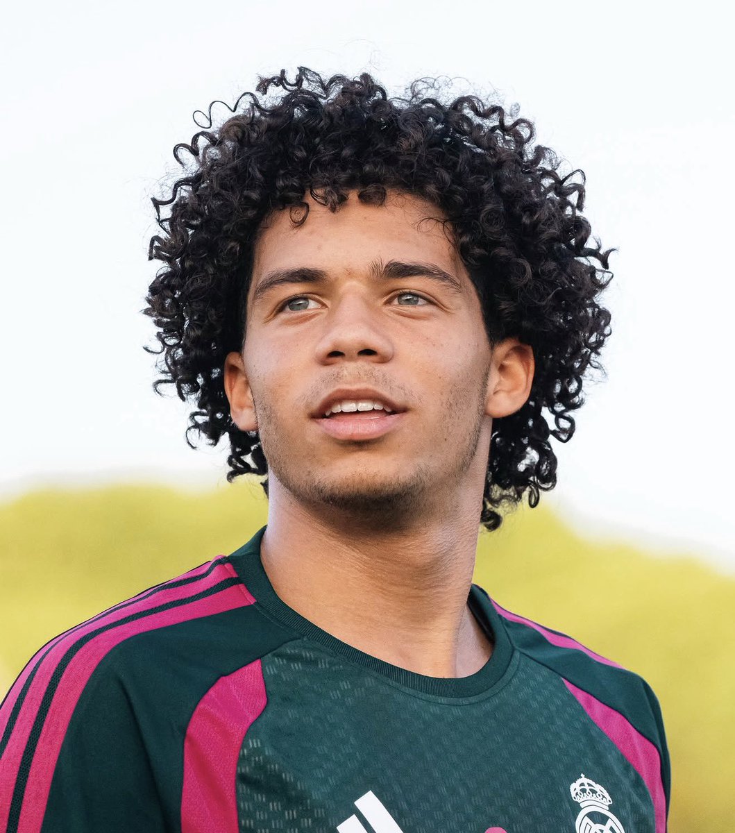 bigcliff3001's tweet photo. 🚨🗣️Marcelo: 

There are moments in life that words can hardly describe, and this is one of them. Seeing my son, Enzo Alves, wear the Real Madrid badge fills my heart with immense pride.

Real Madrid gave me the opportunity to live my dreams, create unforgettable memories, and write my name in the club’s history. Now, watching my son begin his own journey at the club that gave our family so much is an indescribable feeling.

My wish for you, Enzo, is simple: work hard, stay humble, respect this badge, and enjoy every step of the journey. Don’t try to be the next Marcelo—be the first Enzo Alves. I hope you go even further than I did, achieve even greater success, and build a legacy that makes our family and every Madridista proud.

No matter what happens, I will always be your biggest supporter. Go chase your dreams, son. Hala Madrid! 🤍