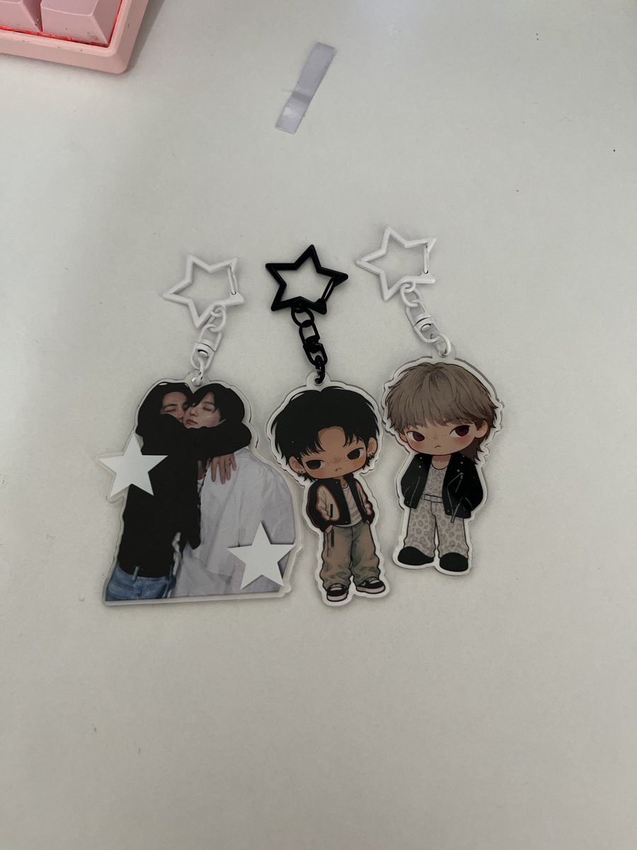 megforbts's tweet photo. Keyring çekiliş
-Baya elimde kaldı bende aranızdan 3 kişiye ikişer tane random hediye edeyim dedim 
-max iki gün açık tutup açıklicam
cumaya kadar kargoya vermem lazım
-sadece gd ilani alınırr
-beni takip edip rtleyerek iki kisiyi etiketlemeniz yeterlii💗 https://t.co/p1YH9BuMIL
