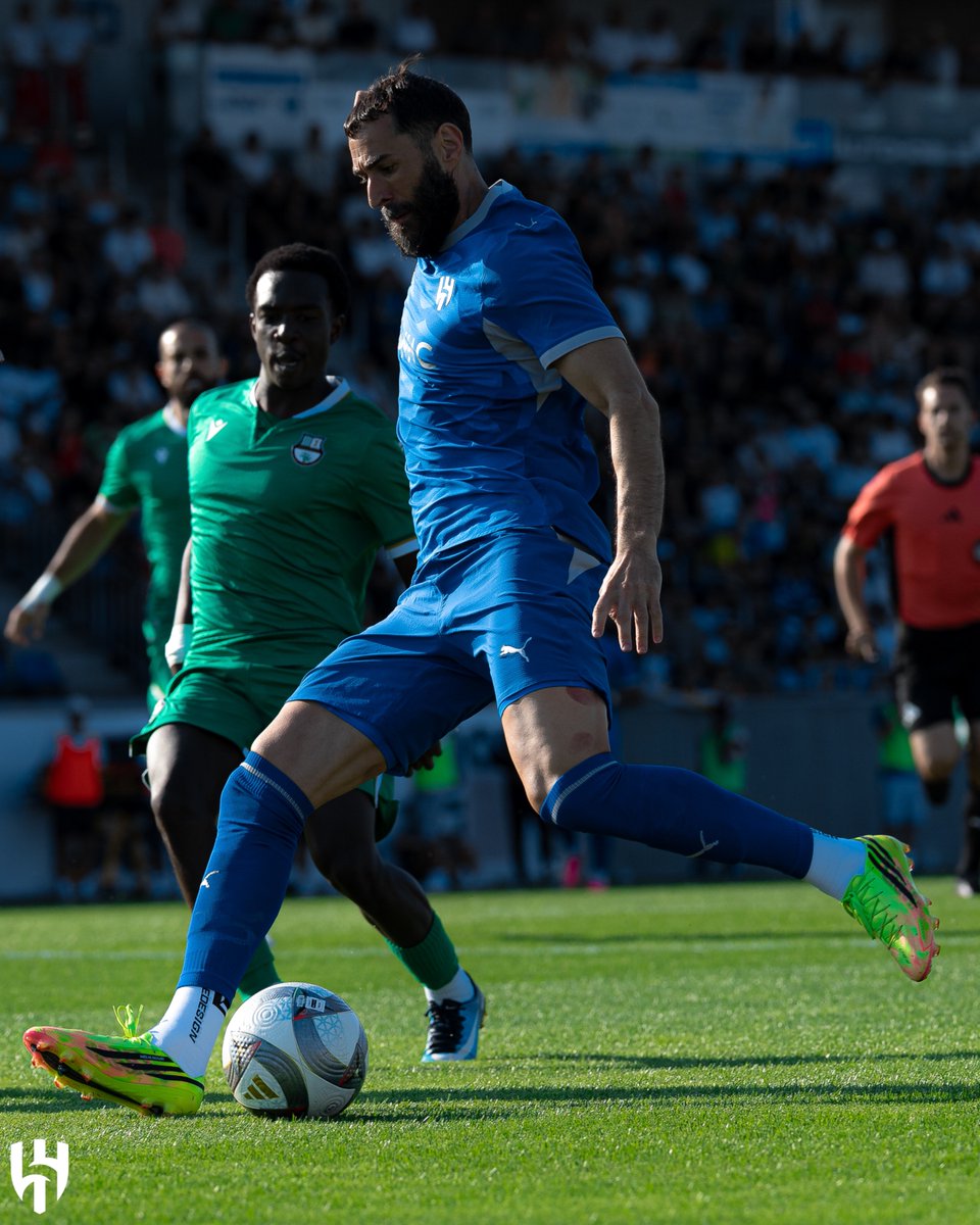 Alhilal_FC's tweet photo. 10’ ⏰

الهلال متقدم بهدف عن طريق "بنزيما" 💙 https://t.co/Dlco91KhIV