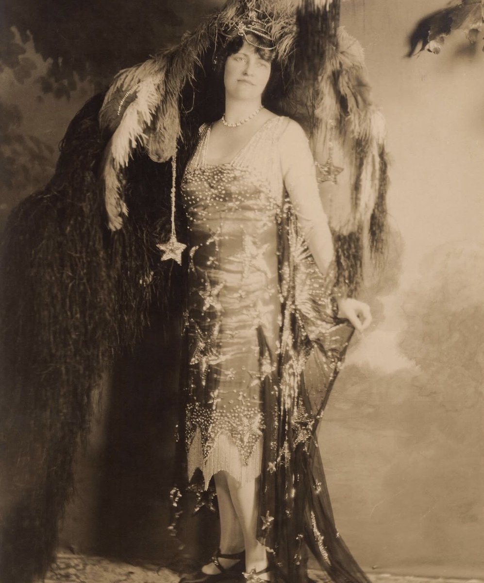 kateStrasdin's tweet photo. A starry night walking home at the weekend reminded me of this fancy dress costume worn by Marjorie Merriweather Post in 1926, a dark sky chock full of beaded stars plus all of the sparkly accessories @HillwoodMuseum #FashionHistory https://t.co/6vlS4WCOqA