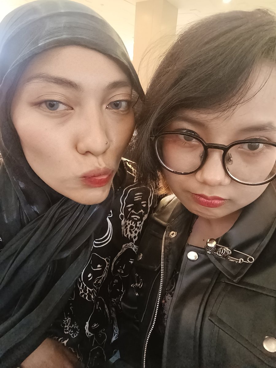 blondesobsessed's tweet photo. pacaran bertiga. yang satu impostor. https://t.co/exqifFiD2V
