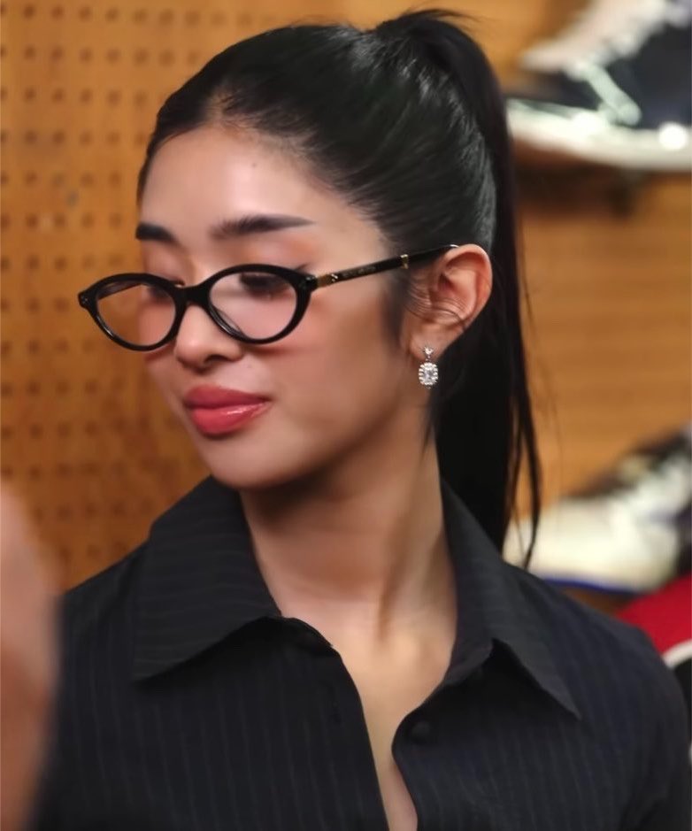 linavrse6's tweet photo. me                                        sophia w glasses https://t.co/T8PaIKnzgo