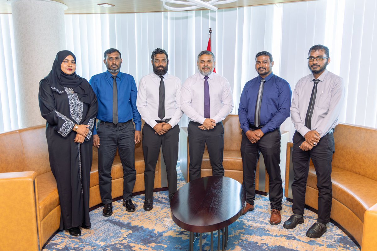 MFAORmv's tweet photo. ވަޒީރު އަޙްމަދު ޝިޔާމް، ތ.ވިލުފުށި ކައުންސިލާއި އެދާއިރާގެ އިއްޒަތްތެރި މެންބަރު ޙަސަން ވަޙީދާ ބައްދަލުކުރެއްވުން.

މި ބައްދަލުވުމުގައި، މަސްވެރިކަމާ ދަނޑުވެރިކަމުގެ ދާއިރާއިން ހުރި ފުރުސަތުތަކާއި ގުޅޭގޮތުން ފުޅާދާއިރާއެއްގައި މަޝްވަރާކުރެއްވިއެވެ. އަދި ވުޒާރާއާ ގުޅިގެން ކުރިއަށް ގެންދިއުމަށް ބޭނުންވާ ކަންކަން ކައުންސިލުގެ ފަރާތުން ވަޒީރާއި ވަނީ ހިއްސާކުރައްވާފައެވެ.
