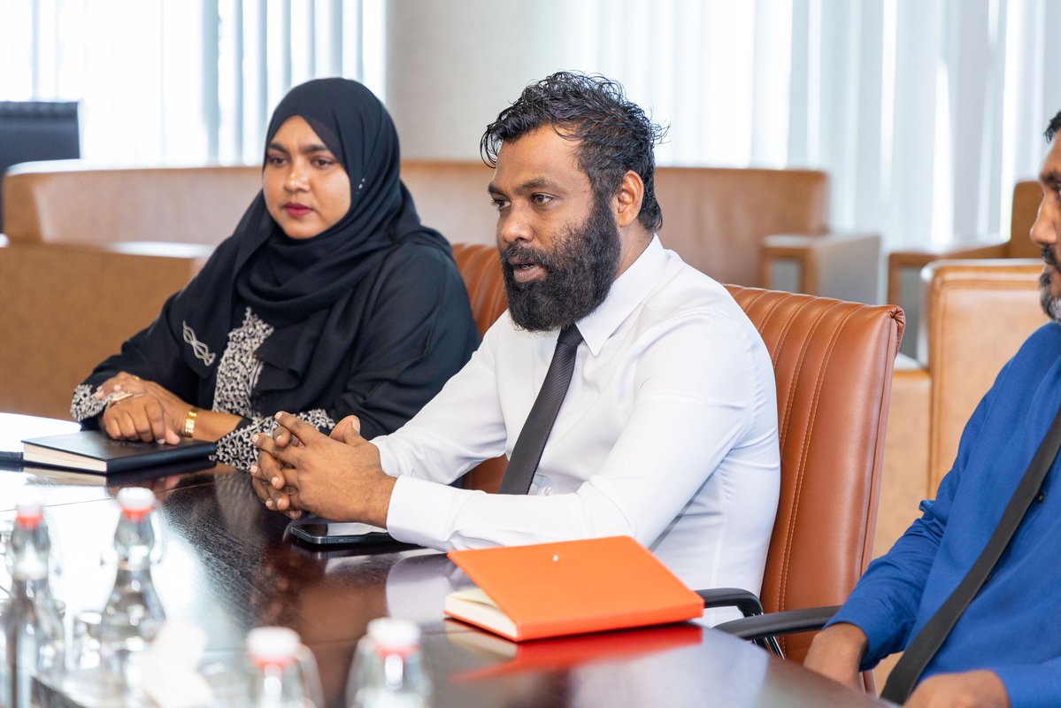 MFAORmv's tweet photo. ވަޒީރު އަޙްމަދު ޝިޔާމް، ތ.ވިލުފުށި ކައުންސިލާއި އެދާއިރާގެ އިއްޒަތްތެރި މެންބަރު ޙަސަން ވަޙީދާ ބައްދަލުކުރެއްވުން.

މި ބައްދަލުވުމުގައި، މަސްވެރިކަމާ ދަނޑުވެރިކަމުގެ ދާއިރާއިން ހުރި ފުރުސަތުތަކާއި ގުޅޭގޮތުން ފުޅާދާއިރާއެއްގައި މަޝްވަރާކުރެއްވިއެވެ. އަދި ވުޒާރާއާ ގުޅިގެން ކުރިއަށް ގެންދިއުމަށް ބޭނުންވާ ކަންކަން ކައުންސިލުގެ ފަރާތުން ވަޒީރާއި ވަނީ ހިއްސާކުރައްވާފައެވެ.