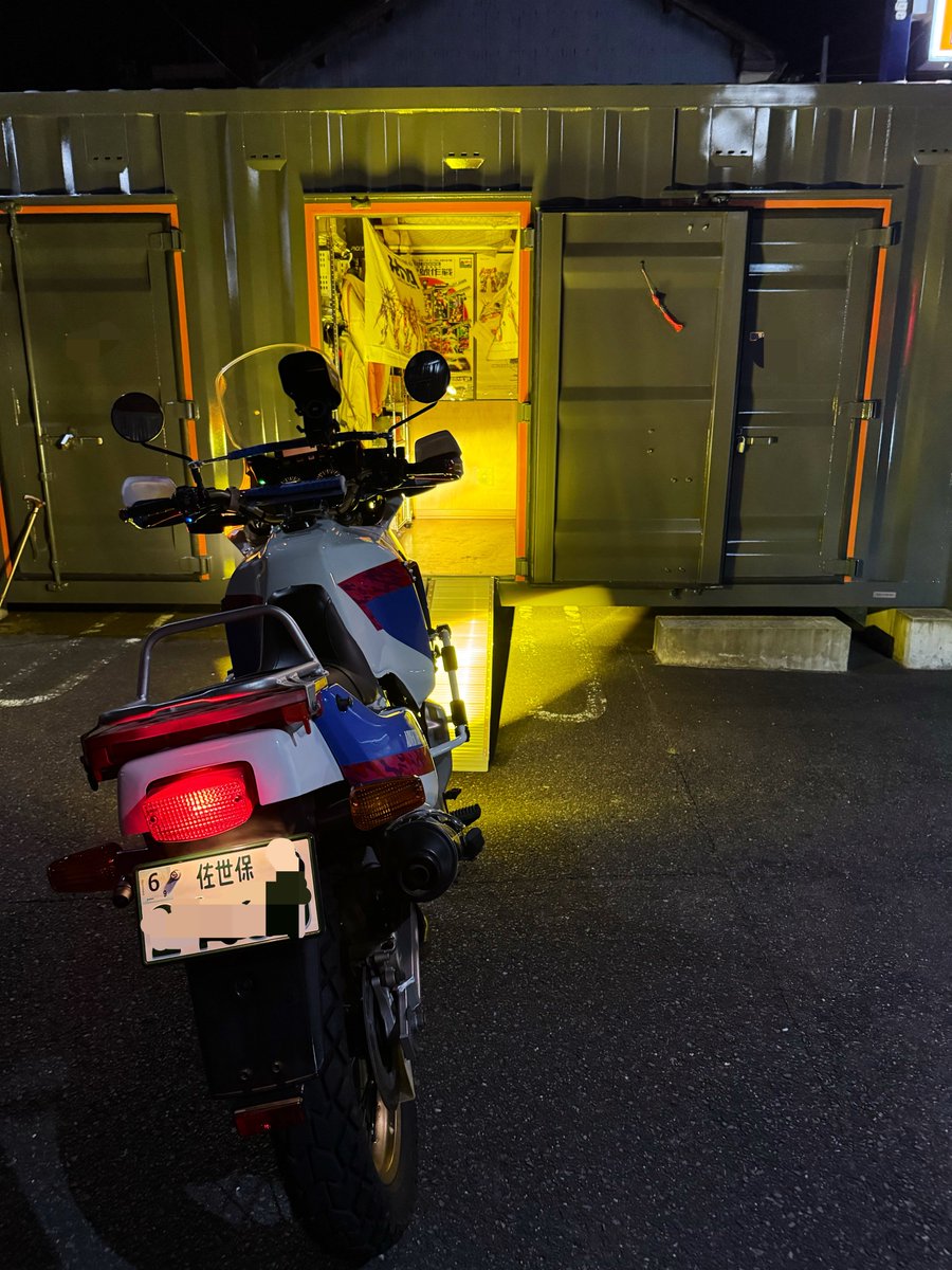 AfricaTwin92's tweet photo. #佐世保 #レンタル倉庫
#アフリカツイン #AfricaTwin #XRV750 #RD04
明日から雨降りそうなので格納庫にバイク戻す。
スロープがずれてたのか途中で落ちて、バイクが入り口でシーソー状態になり焦る。
なんとか引いて脱出してやり直す、また汗だくになる。 https://t.co/CcRvLuflfa