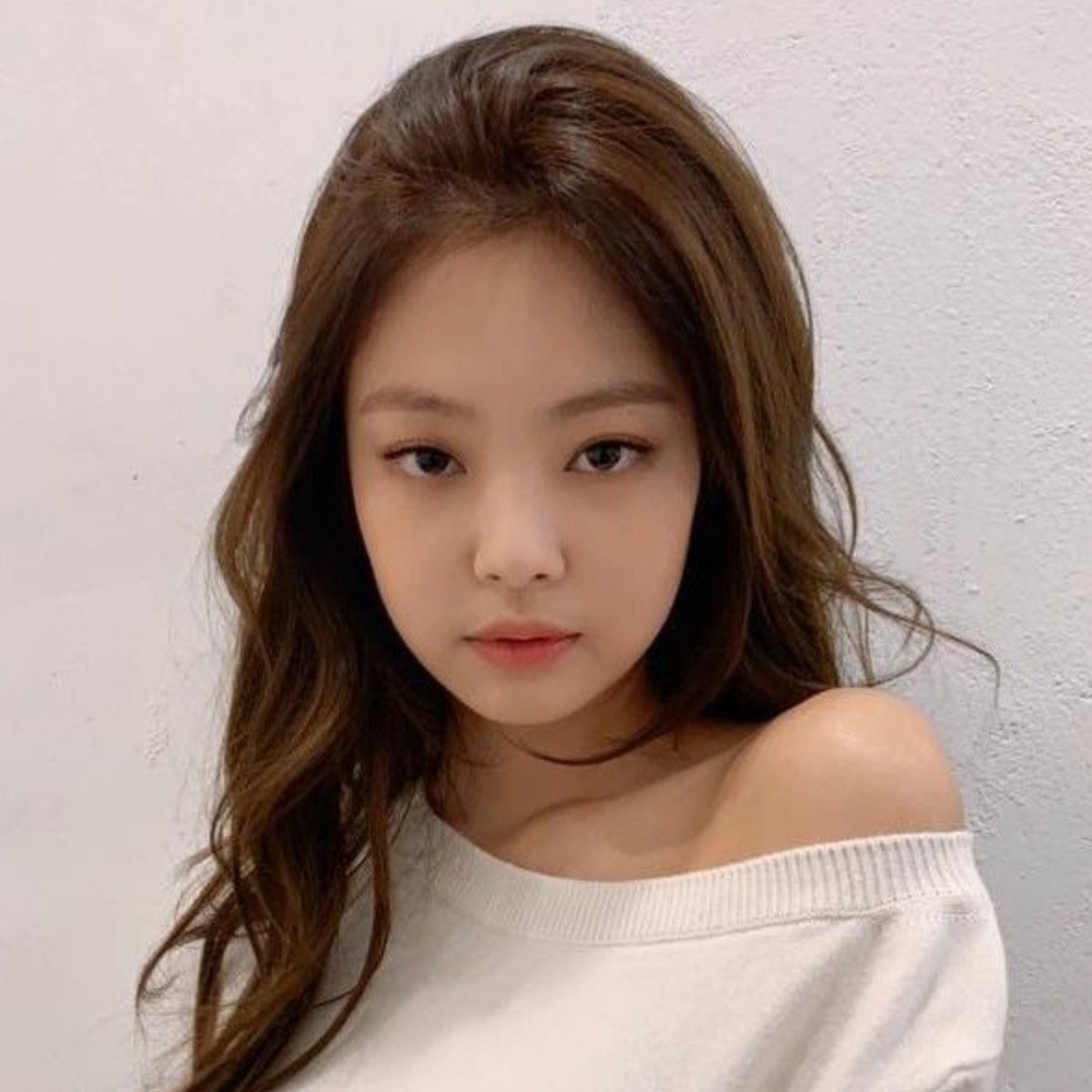 updatecultura's tweet photo. JENNIE, do BLACKPINK, revela que colaborar com ROSALÍA é um SONHO:

“Eu mal posso esperar para ver a LUX Tour. Parece incrível. Tenho aprendido espanhol e meu objetivo é cantar a música inteira sem olhar a letra. Seria um sonho colaborar com ela. Eu assisti à nova temporada de Euphoria e pude vê-la [...] É impressionante. Toda vez que ela fala, eu penso: “não sei o que você quer dizer ou o que está dizendo, mas eu AMO ISSO.”