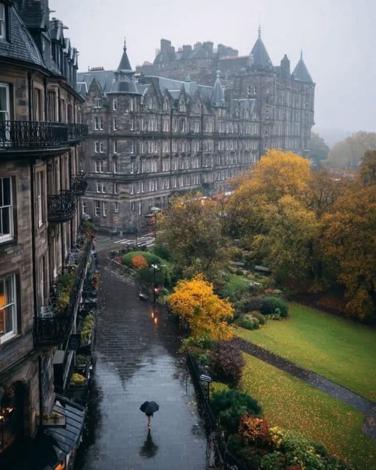 ____flowers__'s tweet photo. Edinburgh after rain https://t.co/QoGs4Gh7Nj