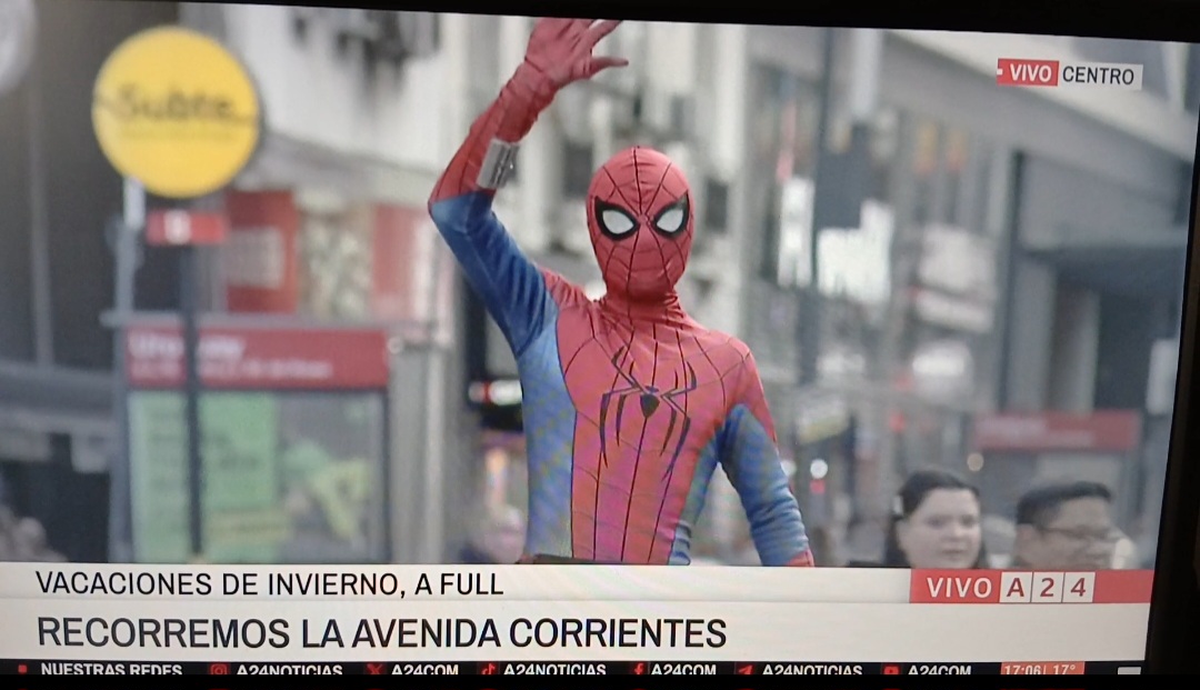 SpiderObelisco's tweet photo. Aparecí en la tele,canl de noticias en A24 por calle corrientes, al más estilo pelicula de Spiderman 🕷️🕸️

#spidermanbrandnewday  #hombrearaña #a24 #tele #noticias #obelisco https://t.co/FA0FHnq8oU