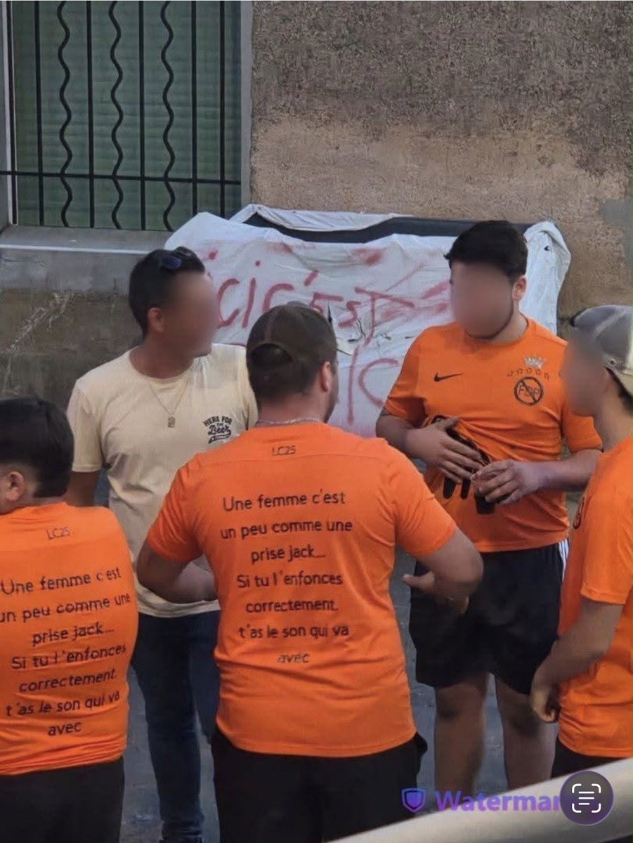 FadatCecile's tweet photo. « Une femme, c’est un peu comme une prise jack… Si tu l’enfonces correctement, t’as le son qui va avec. »

Voilà ce qui est écrit au dos de ce T-shirt. Depuis le buzz autour de ces jeunes Gardois a une fête votive, j’ai vu beaucoup de monde minimiser : « c’est juste de l’humour », « faut pas exagérer », « c’est un peu beauf ».
(et heureusement beaucoup s’indigner !)

Puis aujourd’hui, on m’a envoyé la photo du devant du T-shirt. Et là, tout est cohérent : au dos, une femme comparée à une prise jack ; devant, une femme représentée dans une position explicitement sexuelle face à un homme.

Pour ceux qui demandent encore ce qu’est la culture du viol, la culture sexiste ou la culture de l’humiliation des femmes, c’est exactement cela : faire de l’objectification des femmes, de la banalisation de la domination sexuelle et de leur humiliation un ressort de « l’humour » et de la camaraderie masculine.

Et surtout avant d’expliquer à celles qui s’en indignent qu’elles n’ont « pas d’humour ». C’est précisément ce qu’on appelle une culture sexiste, qui nourrit la culture du viol.

Oui, le monde a changé. Et heureusement. Les femmes parlent, dénoncent et refusent désormais que ce type de représentation soit banalisé. Ce qui faisait rire certains hier ne sera plus accepté aujourd’hui. Et c’est une bonne nouvelle !

https://t.co/Qvkw2qn7ba