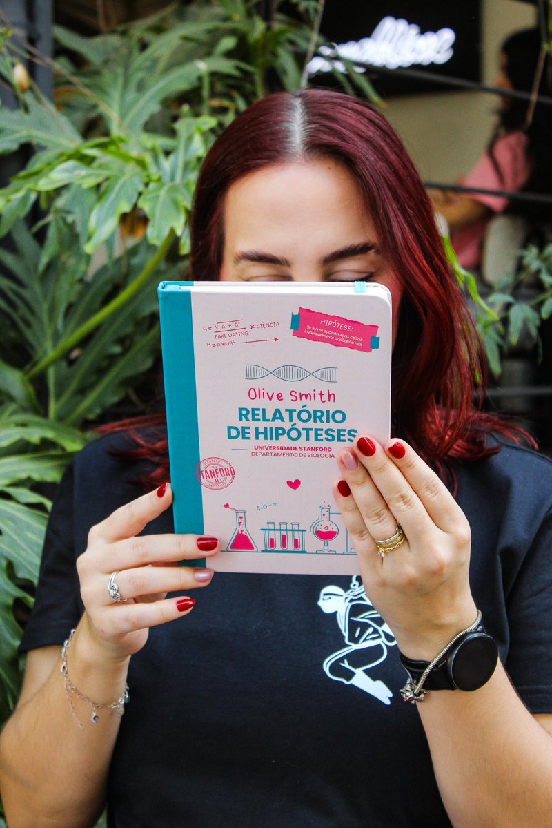 starlightmontra's tweet photo. quando tenho a caderneta da própria olive smith de a hipótese do amor ☝🏽🫪 https://t.co/ZqSldtjZaZ
