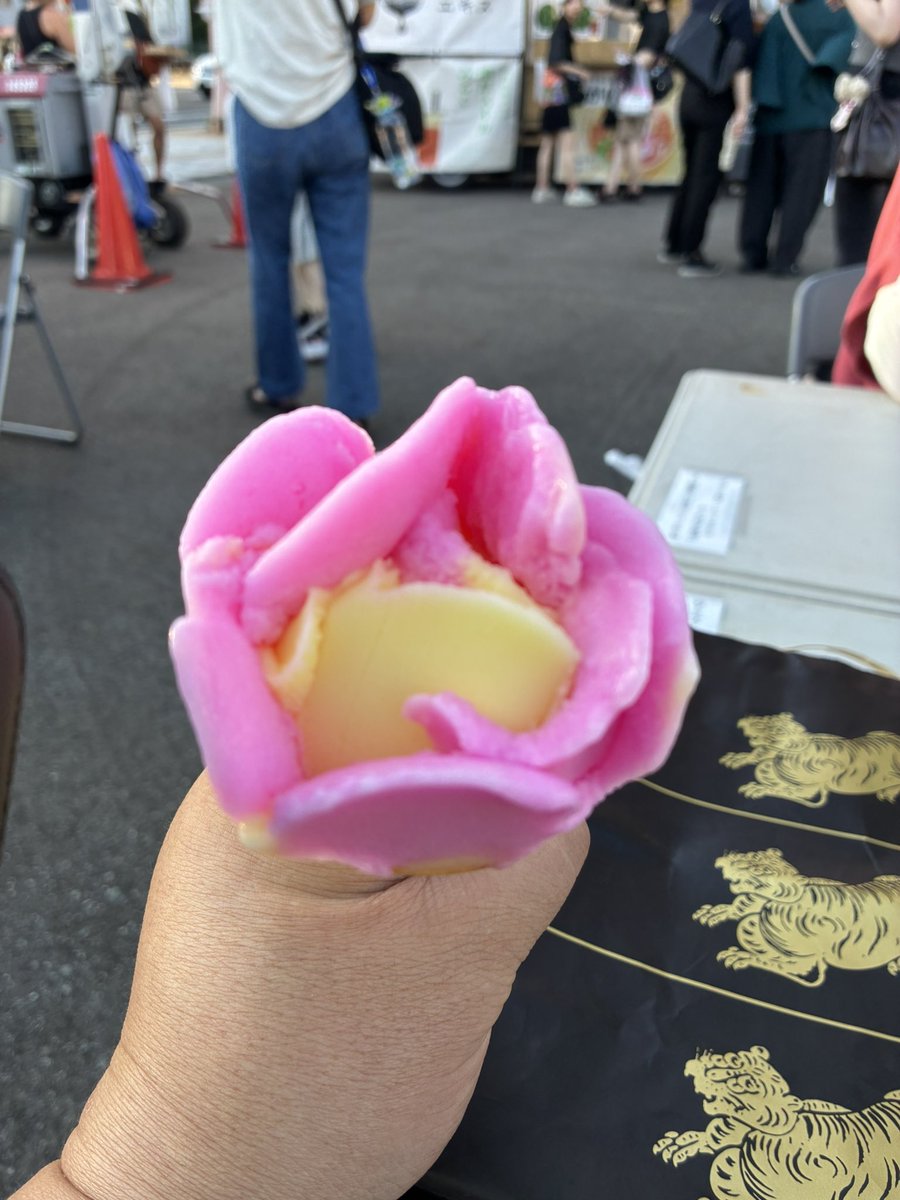_pappy_jp's tweet photo. 秋田名物ババヘラアイス見つけた

今日はお祭りだから遅くまでやってるのかな

そして竿燈まつり開始

笛の合図で一斉に立ち上がる竿燈は見事の一言！

小さい子も風の吹く中、器用に操っていました https://t.co/bLDVMxzyRy