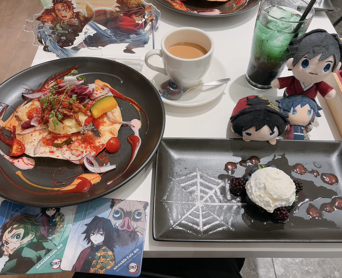 pppla_0125's tweet photo. 🛸カフェ池袋のプレオープン行ってきました！
自名義生きてたんか…ってくらい久しぶりの当選でめちゃくちゃ堪能しました
特賞ポスターもカプセルトイもゲットできてとっても楽しかった https://t.co/Z2fn75dEad
