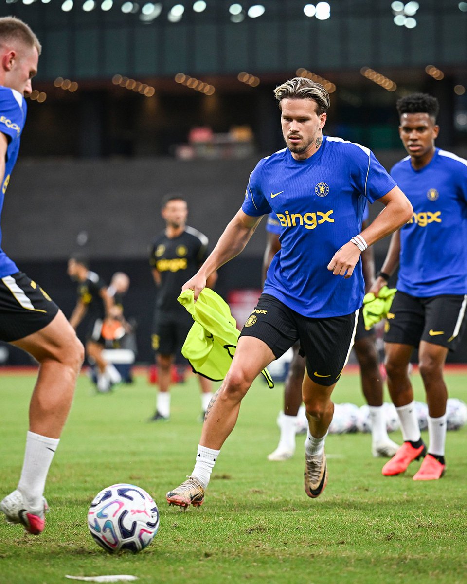 brfootball's tweet photo. Mykhailo Mudryk is back training with his Chelsea teammates for the first time in 20 months 🔵 https://t.co/lnphzQLaWn