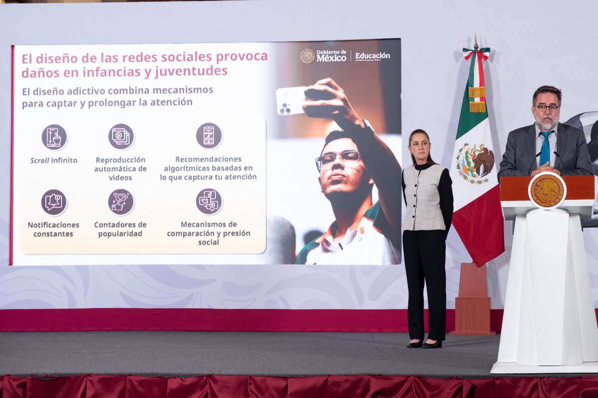 GobiernoMX's tweet photo. #MañaneraDelPueblo | La presidenta @Claudiashein encabeza reporte sobre uso excesivo de plataformas digitales. Expertos destacan la importancia de proteger infancias y juventudes del scroll infinito y algoritmos tendenciosos. Su impacto no termina en el mundo digital; influye en la realidad. 

Continúa el debate nacional para generar conciencia e informar al pueblo de México.