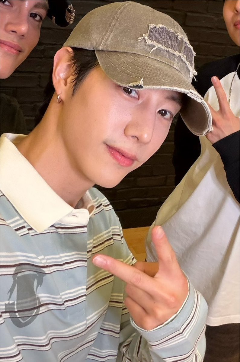 praew2003's tweet photo. มตสามสิบจริงหรอ ทำไมฮีหล่อจังwaฮืออ😭😭😭😭😭😭😭😭😭😭😭😭😭😭😭😭😭😭😭😭😭😭😭😭😭😭😭😭😭😭😭😭😭😭😭😭😭😭😭😭😭😭 https://t.co/KmAsPehSAx