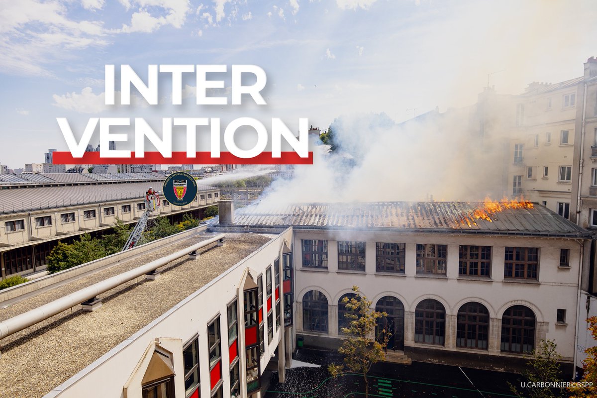 PompiersParis's tweet photo. [🚨 #Intervention] Ce lundi 3 août, vers 11h30, les sapeurs-pompiers de Paris sont intervenus pour un feu de toiture d'école à Paris, 18e arrondissement.

🔥 Le feu intéressait la toiture en travaux, d'une surface d'environ 800 m². Malgré l'intervention rapide des secours, l'intégralité du toit est en proie aux flammes.

🚒 4 lances, dont 1 grande puissance sur un moyen élévateur aérien, ont été nécessaires pour venir à bout du sinistre.