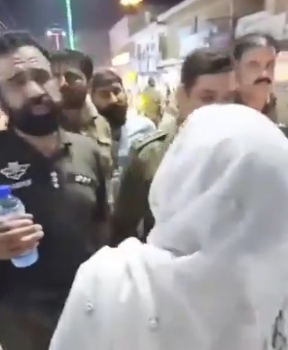 Agha_Sarwar804's tweet photo. چھ مستنڈے پولیس اہلکار ایک نہتی عورت کے سامنے کھڑے ہو کر مغرور لہجے میں کہہ رہے ہیں کہ "گاڑی میں بیٹھو" اور "یہاں سے چلی جاؤ"

سامنے ڈی ایس پی کہتا ہے کہ 
"میں آگے نہیں جانے دوں گا"

کیا ہی بہادر پولیس ہے
 سبحان اللہ https://t.co/R0Y8EpBczV