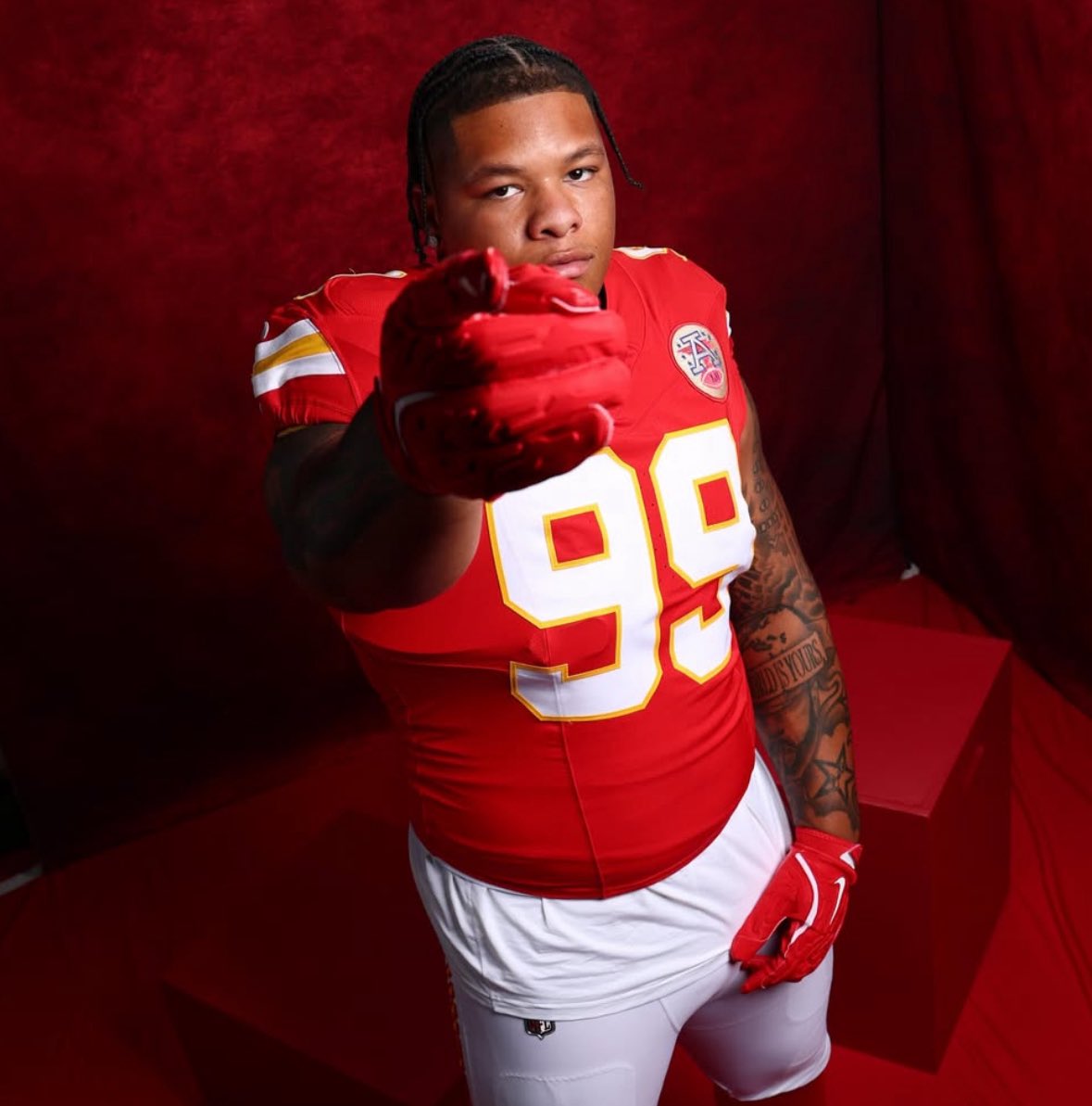 Daily_Chiefs_'s tweet photo. Trey Smith on Rookie Peter Woods:

“Peter’s really talented. The sky’s the limit for him.”

High praise from one of the NFL’s best guards after lining up against Woods in the first padded practice. 🔥💪🏾 https://t.co/Vl66NapuaY