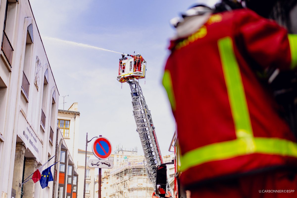 PompiersParis's tweet photo. [🚨 #Intervention] Ce lundi 3 août, vers 11h30, les sapeurs-pompiers de Paris sont intervenus pour un feu de toiture d'école à Paris, 18e arrondissement.

🔥 Le feu intéressait la toiture en travaux, d'une surface d'environ 800 m². Malgré l'intervention rapide des secours, l'intégralité du toit est en proie aux flammes.

🚒 4 lances, dont 1 grande puissance sur un moyen élévateur aérien, ont été nécessaires pour venir à bout du sinistre.