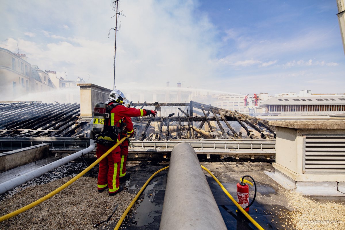 PompiersParis's tweet photo. [🚨 #Intervention] Ce lundi 3 août, vers 11h30, les sapeurs-pompiers de Paris sont intervenus pour un feu de toiture d'école à Paris, 18e arrondissement.

🔥 Le feu intéressait la toiture en travaux, d'une surface d'environ 800 m². Malgré l'intervention rapide des secours, l'intégralité du toit est en proie aux flammes.

🚒 4 lances, dont 1 grande puissance sur un moyen élévateur aérien, ont été nécessaires pour venir à bout du sinistre.