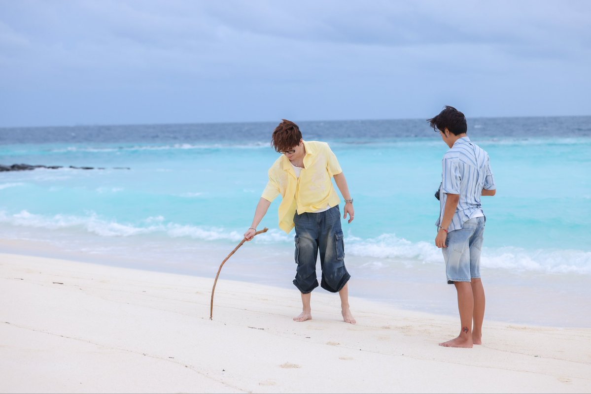 comin06991856's tweet photo. 砂に名前書くKristSingto2026🌊
Singtoくんの獅子丸（足首）久し振りにはっきり見たよ。
公式さんも参加者の方々も本当にありがとう🙏🙏🙏
#คริสสิงโต https://t.co/tR6qsMF8Fm