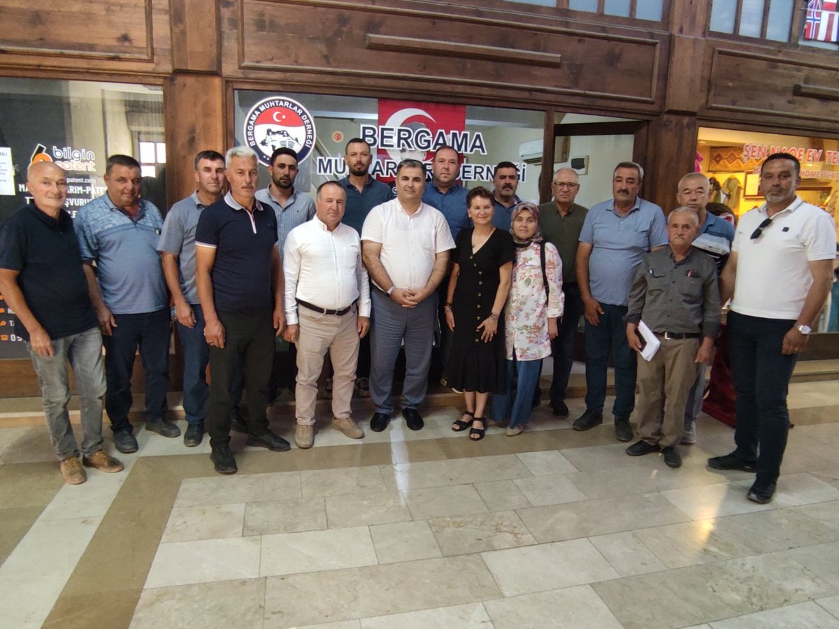 bergama_mem's tweet photo. 📜✍️İlçe Milli Eğitim Müdürümüz Sayın Ekrem ULUS, Şube Müdürümüz İbrahim TIRAŞ ile birlikte Bergama Muhtarlar Derneği'ni ziyaret ederek Dernek Başkanı Erdem EVRAN ve muhtarlarımızla bir araya geldi. 📌
@tcmeb @izmir_ilmem @yahsiomer @UlusEkrem https://t.co/bdawVMDP8f