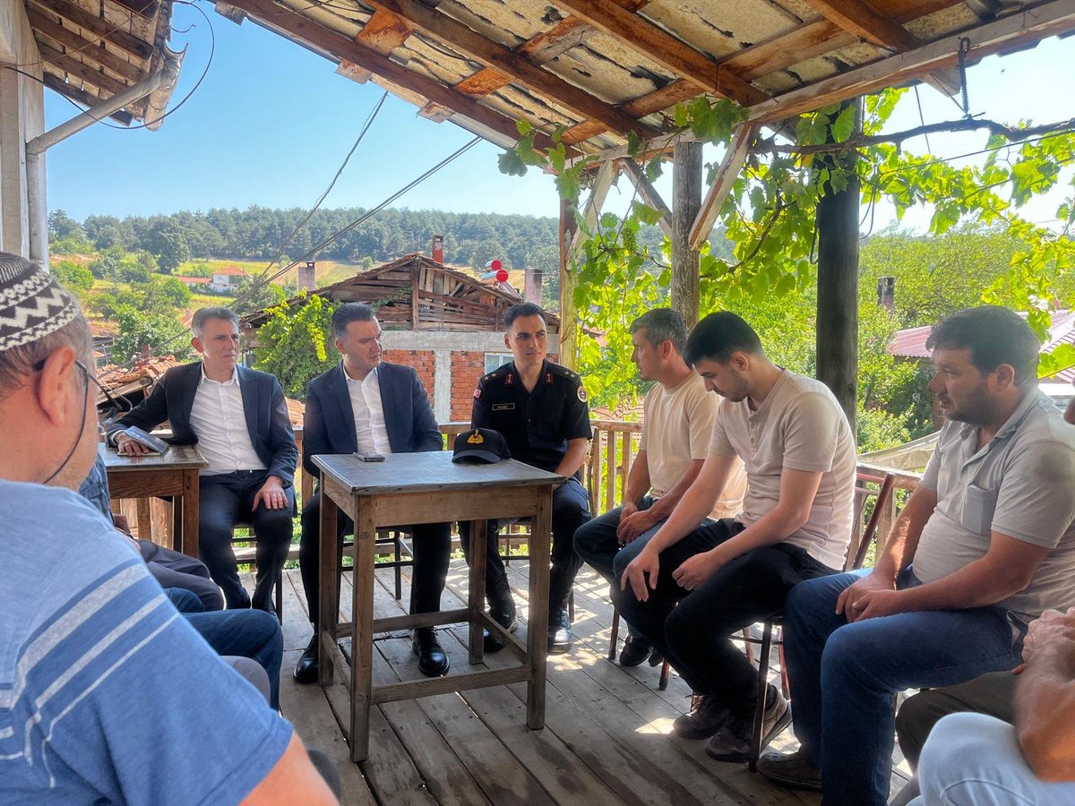 GDursunbey's tweet photo. Kaymakamımız Sn. Musa AYYILDIZ, İlçe Jandarma Komutanı Ütğm. Yasin Yüksel KILINÇ, SYDV Müdürü Mesut GÜLTEKİN; 

• Çakırca
• Mıcırlar 
• Odaköy

mahallelerini ziyaret ederek vatandaşlarımızla bir araya geldi. https://t.co/xnLFn5czQ4