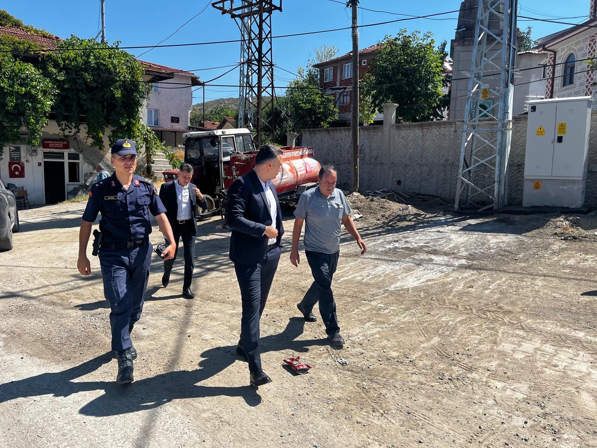 GDursunbey's tweet photo. Kaymakamımız Sn. Musa AYYILDIZ, İlçe Jandarma Komutanı Ütğm. Yasin Yüksel KILINÇ, SYDV Müdürü Mesut GÜLTEKİN; 

• Çakırca
• Mıcırlar 
• Odaköy

mahallelerini ziyaret ederek vatandaşlarımızla bir araya geldi. https://t.co/xnLFn5czQ4