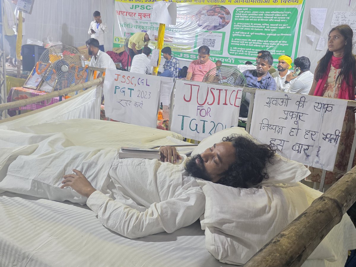 DevendraNathMa9's tweet photo. 'जेपीएससी-जेएसएससी भ्रष्टाचार मुक्त भर्ती महाभियान' के तहत आज सत्याग्रह धरना-प्रदर्शन का दसवाँ दिन तथा अनिश्चितकालीन भूख हड़ताल का दूसरा दिन जारी है।
शहीद महापुरुषों के आशीर्वाद एवं राज्य के छात्र व अभिभावकों के स्नेह से इस आंदोलन को निरंतर मजबूती मिल रही है।
@Wangchuk66  @Tigerjairam  @ourcmo