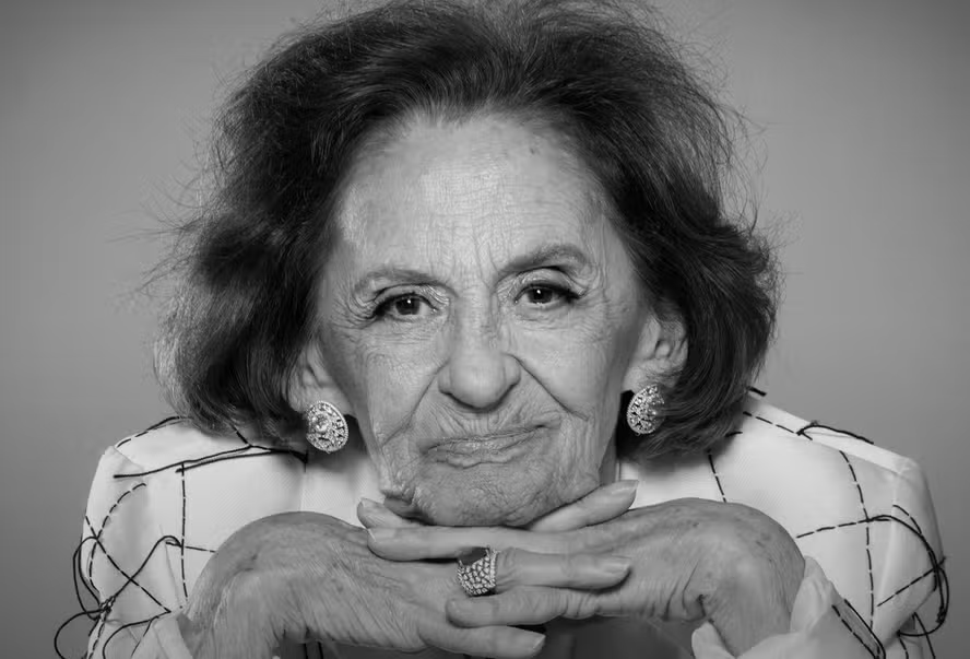 ZAMENZA's tweet photo. Laura Cardoso faleceu, aos 98 anos. A notícia que todos temiam infelizmente veio. Uma das maiores atrizes do país e uma das grandes damas da televisão deixa o mundo as artes cênicas mais vazio e triste. Viveu intensamente e presenteou o público com seu imenso talento. O bisneto, Fernando Faria, disse que a atriz partiu às 23h24 de segunda-feira (17), de causas naturais, em sua casa, em São Paulo.