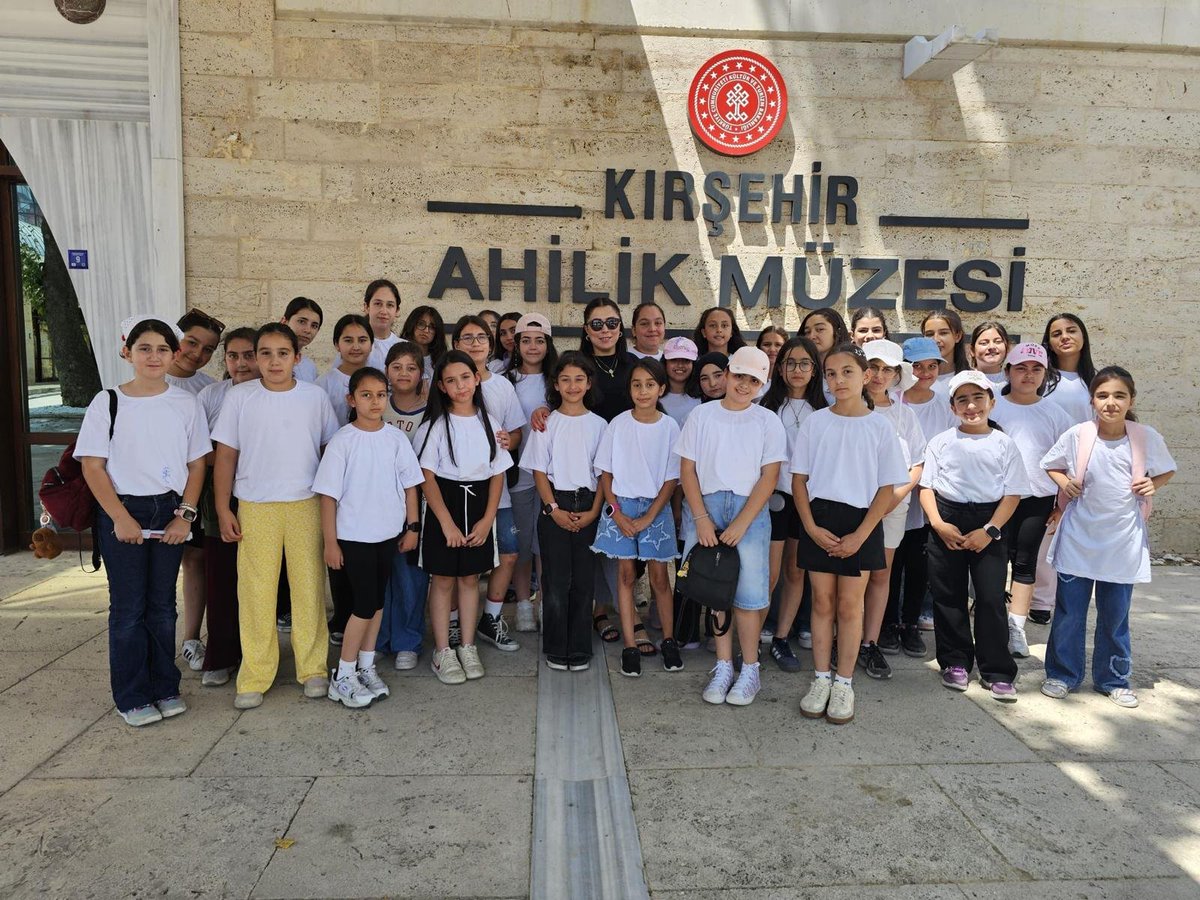 CicekdagiBldBsk's tweet photo. Gençlerimizin enerjisi, cıvıl cıvıl gülüşleri ve unutulmaz anılarla dolu bir organizasyonun daha sonuna geldik! 

Çiçekdağı Belediyesi olarak düzenlediğimiz Gençlik Kampımız, 292 öğrencimizin katılımıyla coşku içerisinde tamamlandı. 🎈✨

Dolu dolu geçen kamp süresince çocuklarımız;
 🏊‍♂️ Yüzmeden futbolda, voleyboldan jimnastiğe,
 🎨 Resim atölyelerinden değerler eğitimine,
 🤼‍♂️ Mas güreşi ve çivitop gibi geleneksel oyunlarımızdan konferanslara,

 🚌 Eğlenceli gezilerden renkli etkinliklere kadar pek çok alanda tamamen ücretsiz eğitimler alıp 6 haftalık süre boyunca hem öğrendiler hem de doyasıya eğlendiler.

Geleceğimizin teminatı olan evlatlarımızın yüzündeki bir tebessüm, bizim en büyük mutluluğumuz. Kampa katılan tüm öğrencilerimize, destek veren eğitmenlerimize, diğer destek personellerimize ve bizlere güvenen kıymetli velilerimize teşekkür ederiz.

Daha güzel etkinliklerde ve yeni kamplarda buluşmak üzere! 🌿

#akparti #receptayyiperdoğan #mustafademir