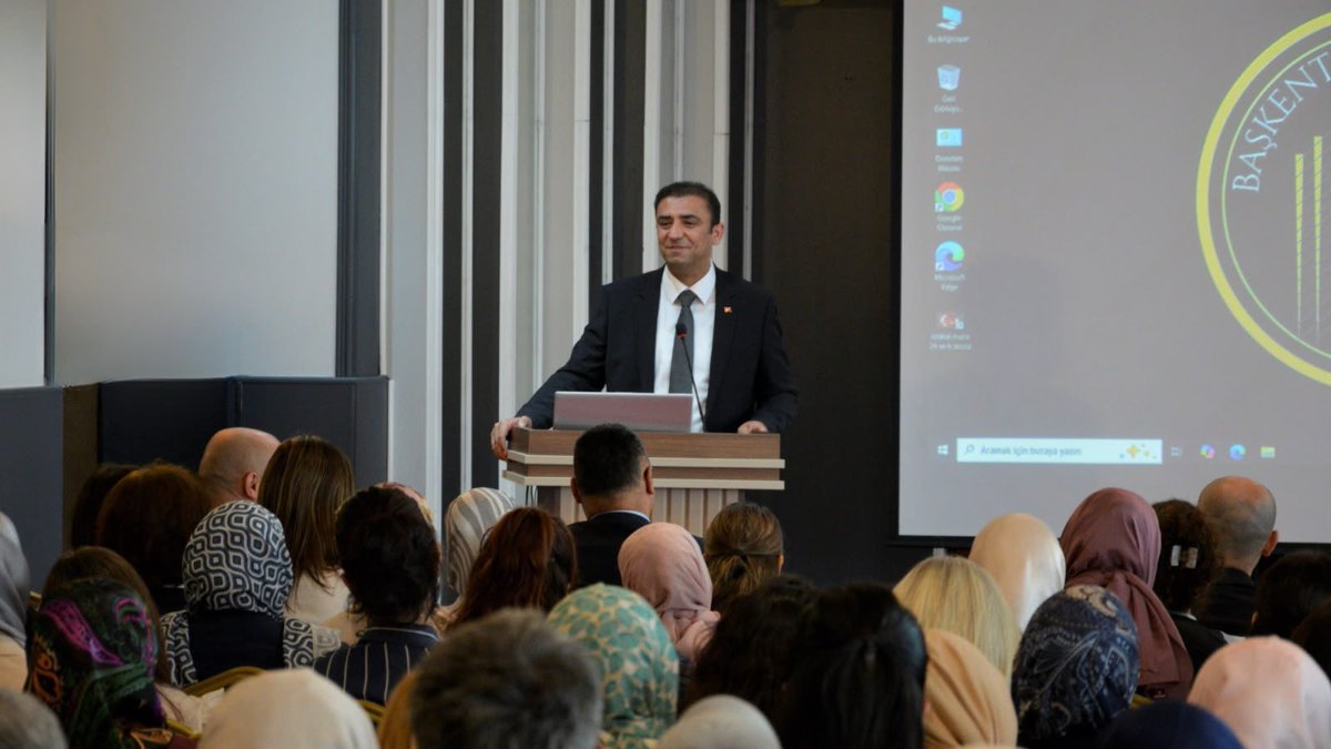 mebodsgm's tweet photo. TYMM'YE YÖNELİK ÖLÇME ARAÇLARI GELİŞTİRME ÇALIŞTAYI GERÇEKLEŞTİRİLİYOR
Türkiye Yüzyılı Maarif Modeli (TYMM) doğrultusunda ölçme ve değerlendirme uygulamalarının geliştirilmesi amacıyla düzenlenen ve 17-21 Ağustos 2026 tarihleri arasında gerçekleştirilmesi planlanan “TYMM’ye Yönelik Ölçme Araçları Geliştirme Çalıştayı” Başkent Öğretmenevinde başladı.
Çalıştayın açılış konuşmasını yapan Genel Müdürümüz Sayın Erdal KILINÇ, Türkiye Yüzyılı Maarif Modeli kapsamında geliştirilen ölçme araçlarının ve öğrenme etkinliklerinin önemine dikkat çekerek öğrencilerin bilgiyi kullanma, analiz etme, problem çözme ve muhakeme etme gibi üst düzey düşünme becerilerini destekleyen ölçme ve değerlendirme uygulamalarının gerekliliğini vurguladı.
KILINÇ, ayrıca öğretim programlarında yer alan öğrenme çıktıları ile ölçme ve değerlendirme süreçlerinin uyumlu biçimde yürütülmesinin önemine değinerek çalıştay kapsamında hazırlanacak nitelikli soru ve öğrenme etkinliklerinin öğretmen ve öğrenciler açısından önemli bir kaynak oluşturacağını belirtti.
Çalıştayda ilköğretim matematik, ortaöğretim matematik, Türkçe, Türk dili ve edebiyatı, fen bilimleri, fizik, kimya, İngilizce ile din kültürü ve ahlâk bilgisi alanlarında oluşturulan çalışma gruplarıyla TYMM öğrenme çıktıları doğrultusunda farklı soru türleri ve ölçme araçları geliştirilecek.
Genel Müdürümüz Sayın KILINÇ'a, Ölçme Araçları Geliştirme Daire Başkanı Hüseyin DALDAL'ın eşlik ettiği çalıştayda geliştirilen öğrenme çıktılarının 2026-2027 eğitim öğretim yılının başından itibaren öğretmen ve öğrencilerin kullanımına sunulması hedefleniyor. 
@tcmeb 
@Yusuf__Tekin 
@farukyelkenci 
@erdalkilinc27