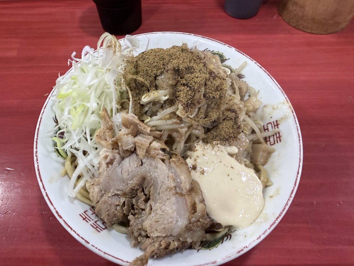 sikiroa's tweet photo. 鷹の目 明大前
系譜の用心棒のまぜそばが好きなので鷹の目でもまぜそば���注文
ガリマヨのかけ方が違うが味はピカイチ
ガリマヨ以外にもトッピングが豊富でしっかりと混ぜることで猫舌の私でも食べやすく、そして美味しくいただけました。
用心棒いきたい。神保町なかなか行かないんだよな、、 https://t.co/uvIaNkN9h6