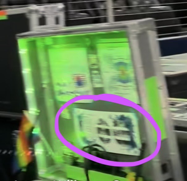 BorahaeArts's tweet photo. Our London D1 banner has apparently been on the ARIRANG tour with BTS this whole time since July 6th.

Here’s a video screenshot from the Arlington show, you can clearly see the banner taped to the inside of a production crew box. The art side 🥹

I’m a little emotional..

Also attached a picture showing the banner clearly, for reference 💜

The video I took the screenshot from is here: https://t.co/yXsJy9GwuB