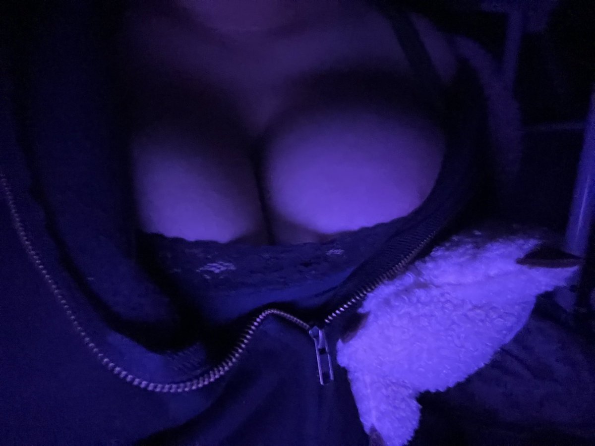 Rawrrms's tweet photo. So. If they can barely stay inside :/
#nsfwtwtًً #nsfw #bigboobs https://t.co/BWSe1zpRJo