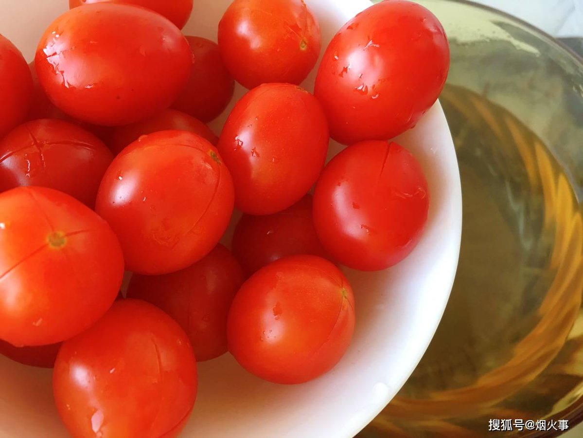 CorkeryKae24423's tweet photo. Just tried the organic cherry tomatoes from the local market—burst with sweet, fresh juice, zero weird aftertaste! Perfect for salads or a quick snack , will definitely restock! https://t.co/qc8dp9YAZV