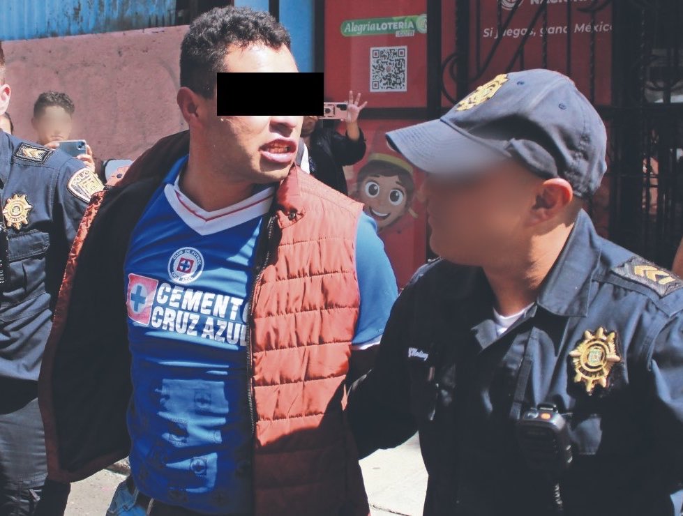 Feitxnl's tweet photo. El tal Santi por unos | Marianne Gonzaga
comentarios en un    | después de casi   
Podcast.                       | asesinar a una mujer. https://t.co/jNEXLT5XdP
