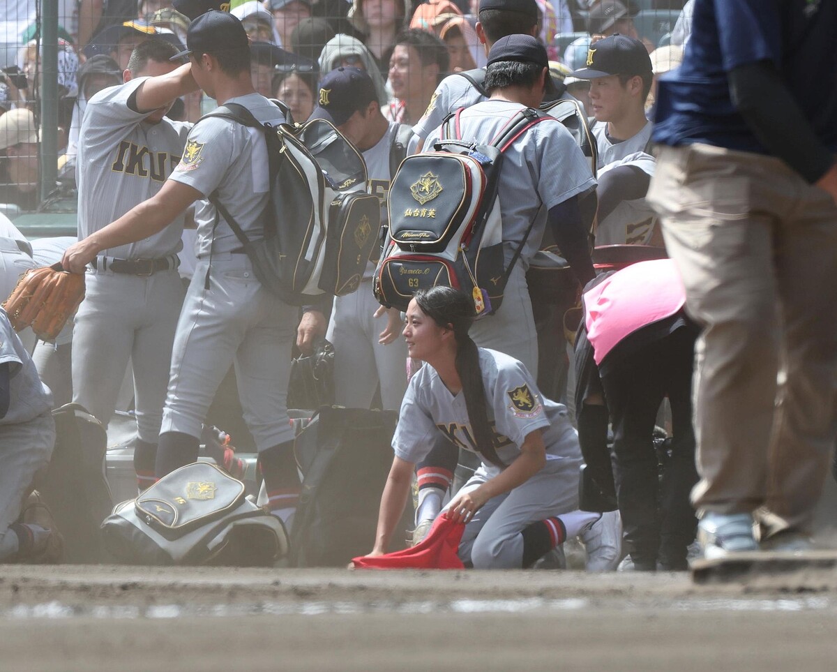 livedoornews's tweet photo. 【甲子園】仙台育英・星よつはマネも甲子園の砂を集める 号泣する選手たちを励ますも涙止まらず
https://t.co/SUg74MrnrZ

星よつはは試合後、アルプススタンドへあいさつする際には目にいっぱいの涙をため込んでいた。それでも涙を流す選手たちの背中をたたいて励ますシーンもあった。 https://t.co/kI3gokUAHk