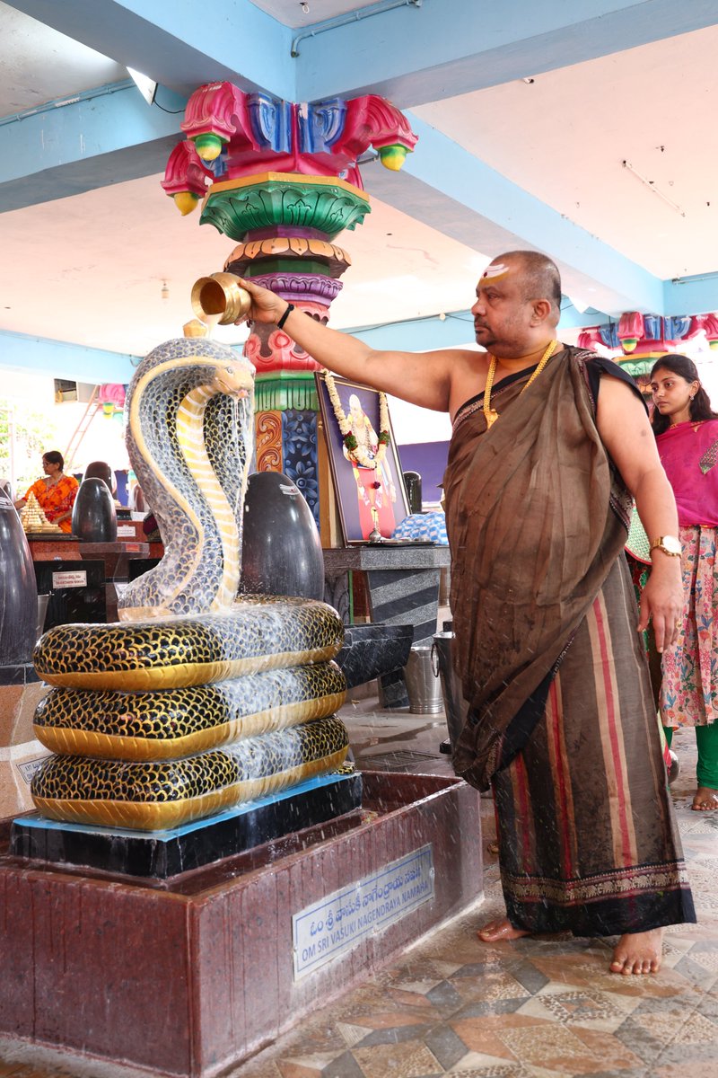 SiddhaguruRM's tweet photo. Nagapanchami abhishekam ||Kanakadurga sannidhanam||Ramaneswaram.
#vasukinagendraswamy #jantanagadevatha #subramanyaswamy #manasadevi https://t.co/j5rSUZKqUi