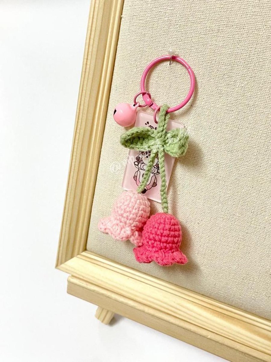TPw3y5eK28FJV's tweet photo. Crafting cozy yarn keychains in 10 mins! Perfect small handmade gift for friends.  #DIYHandmade https://t.co/qoC3Hd9JFH