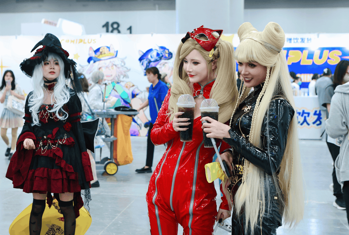 dL8wl0911uoBHv's tweet photo. Just survived an epic day at Comiket!  Met so many amazing creators, grabbed exclusive merch, and my camera roll is overflowing with cosplay magic. Can’t wait to do it all again next year! https://t.co/qWxrHla3wt