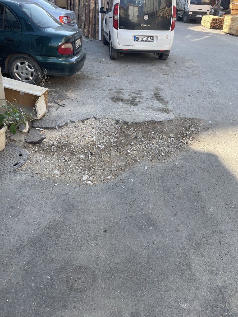 Bulent24_24's tweet photo. Günaydın 
Güneşevler mah kına sok no.:3 önü aski ekipleri çalışma yaparken internet kablosunu koparttı daha sonra kazı yapılan yere asfalt serildi resimlerde belirttiğim yer kabloların bağlanması için bırakıldı aradan bir kaç gün geçtikten sonra internet bağlantısı yapıldı++ https://t.co/tFuWCk2GWb