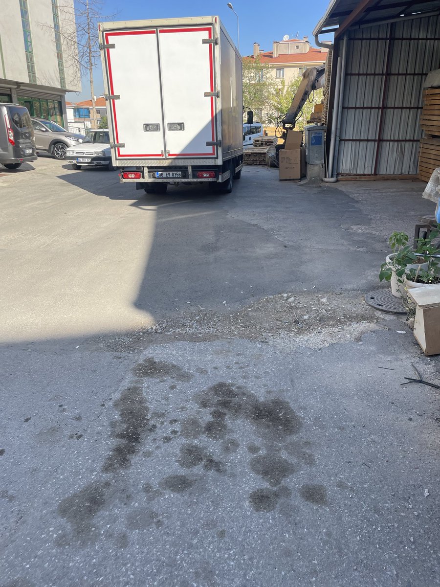 Bulent24_24's tweet photo. Günaydın 
Güneşevler mah kına sok no.:3 önü aski ekipleri çalışma yaparken internet kablosunu koparttı daha sonra kazı yapılan yere asfalt serildi resimlerde belirttiğim yer kabloların bağlanması için bırakıldı aradan bir kaç gün geçtikten sonra internet bağlantısı yapıldı++ https://t.co/tFuWCk2GWb