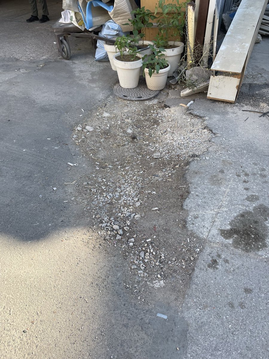 Bulent24_24's tweet photo. Günaydın 
Güneşevler mah kına sok no.:3 önü aski ekipleri çalışma yaparken internet kablosunu koparttı daha sonra kazı yapılan yere asfalt serildi resimlerde belirttiğim yer kabloların bağlanması için bırakıldı aradan bir kaç gün geçtikten sonra internet bağlantısı yapıldı++ https://t.co/tFuWCk2GWb