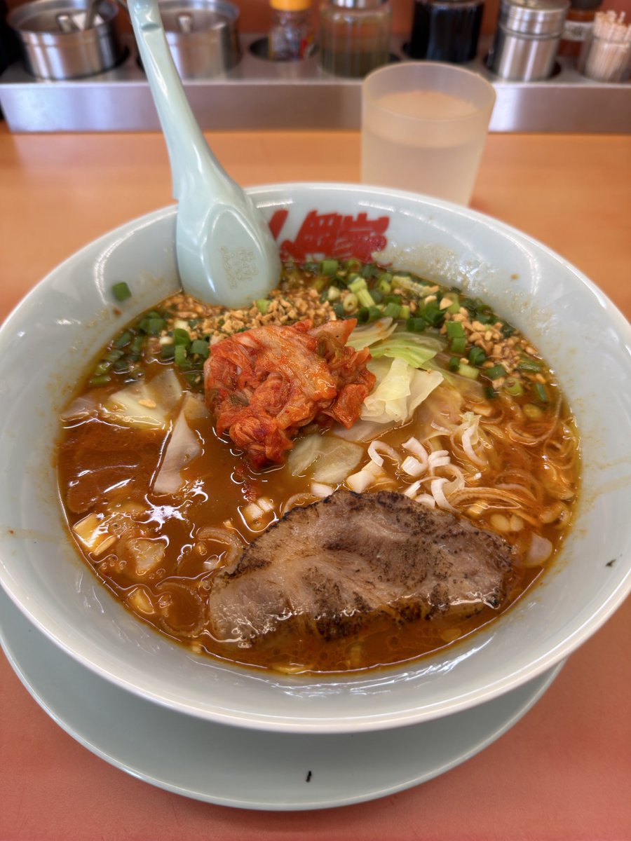 hrpnz's tweet photo. @r3_18k めちゃめちゃ美味しかったです！
ネギの辛味とスープの濃さと若干の甘み最高でした
追いにんにく２杯いれましたわ🧄

焦がし醤油ラーメンといい勝負ですた https://t.co/1s2HsY1e0G
