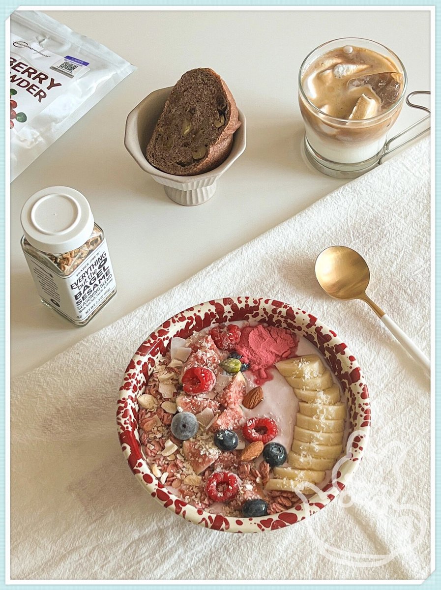 damageincstudio's tweet photo. Just tried the seasonal wild blueberry granola—crunchy oats, juicy berry bursts, not too sweet. Perfect for morning yogurt bowls! 10/10 would restock. https://t.co/fDff4enDzR